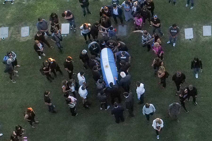 136647fc-el-último-adiós-a-maradona-fue-en-privado-en-cementerio-de-la-periferia-de-buenos-aires-afp..jpg