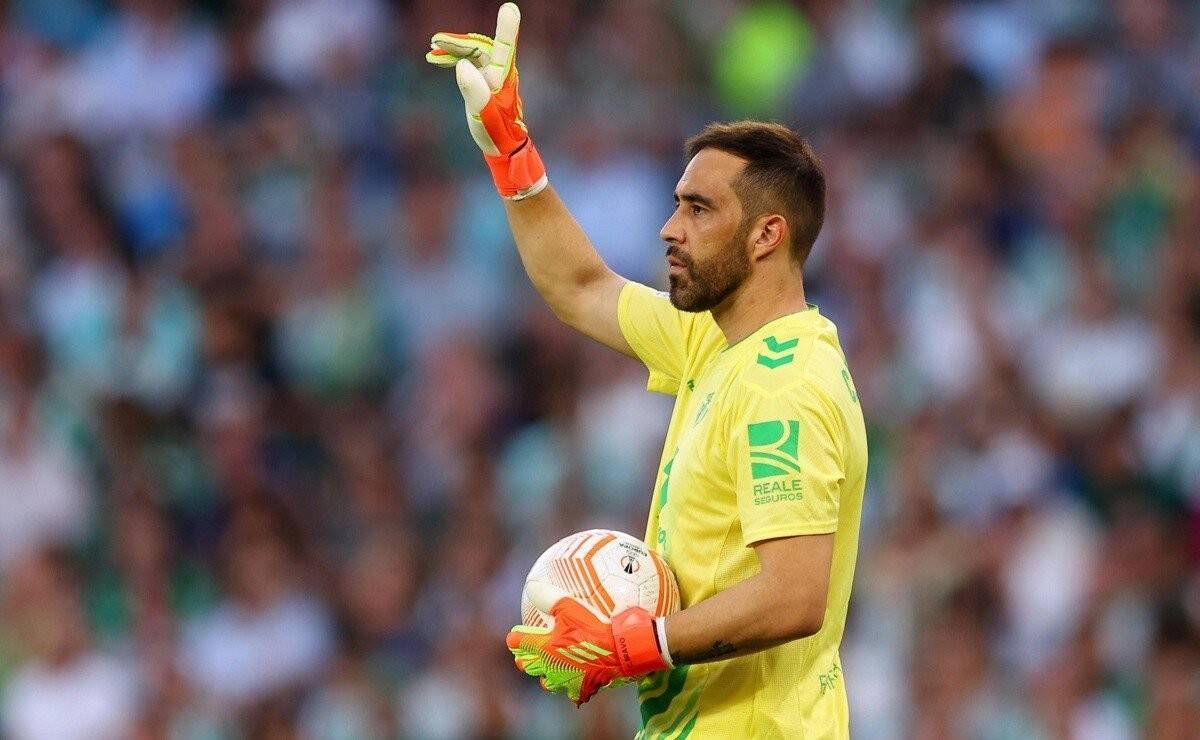 285ffe20-claudio-bravo-real-betis.jpeg