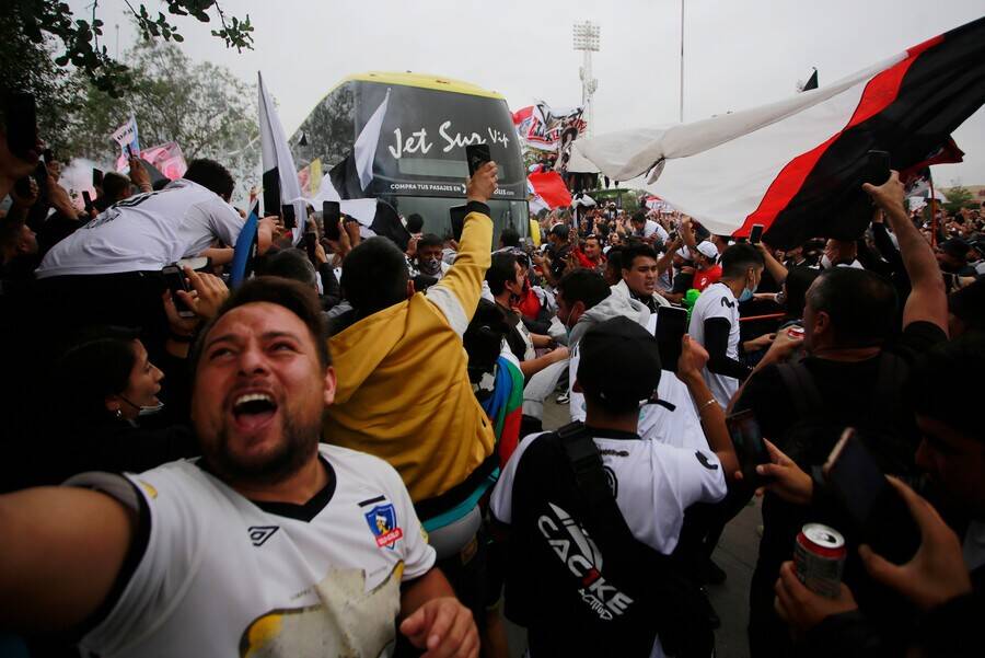 4bbbedb7-hinchas-de-colo-colo-agencia-uno..jpg
