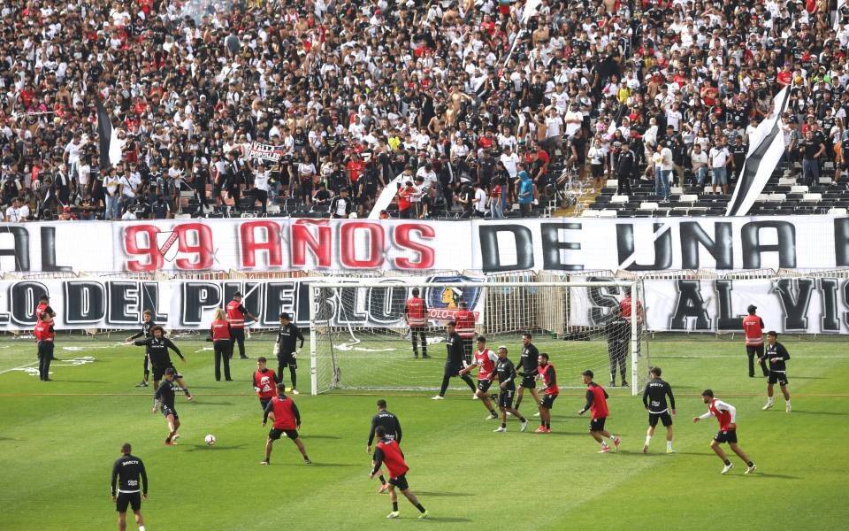 Hinchada de Colo Colo en el arengazo del Estadio Monumental previo al Superclásico