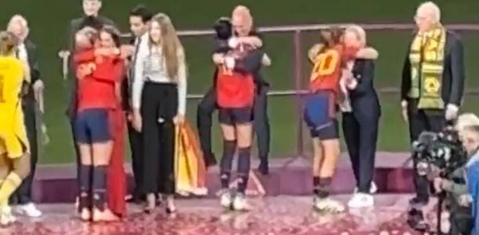 Un-nuevo-video-muestra-el-momento-del-abrazo-entre-Rubiales-y-Hermoso.jpeg